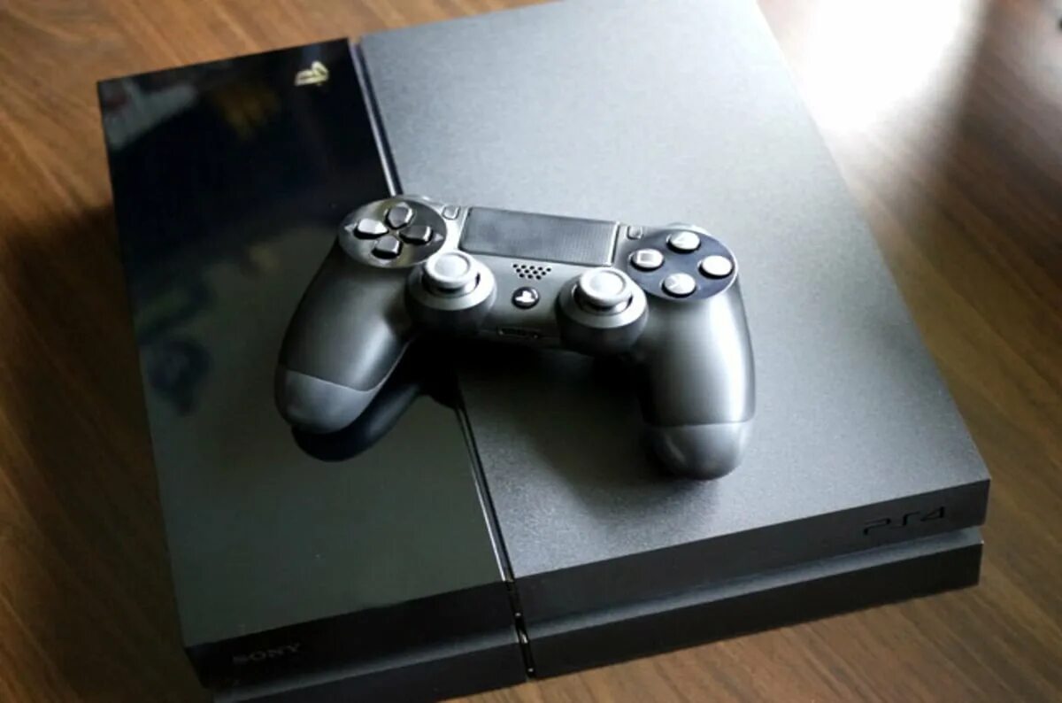 Sony playstation 4 god. Разбитая сони плейстейшен. ПС 4 на столе. Сломанная сони плейстейшен 4. Консоль ps55.