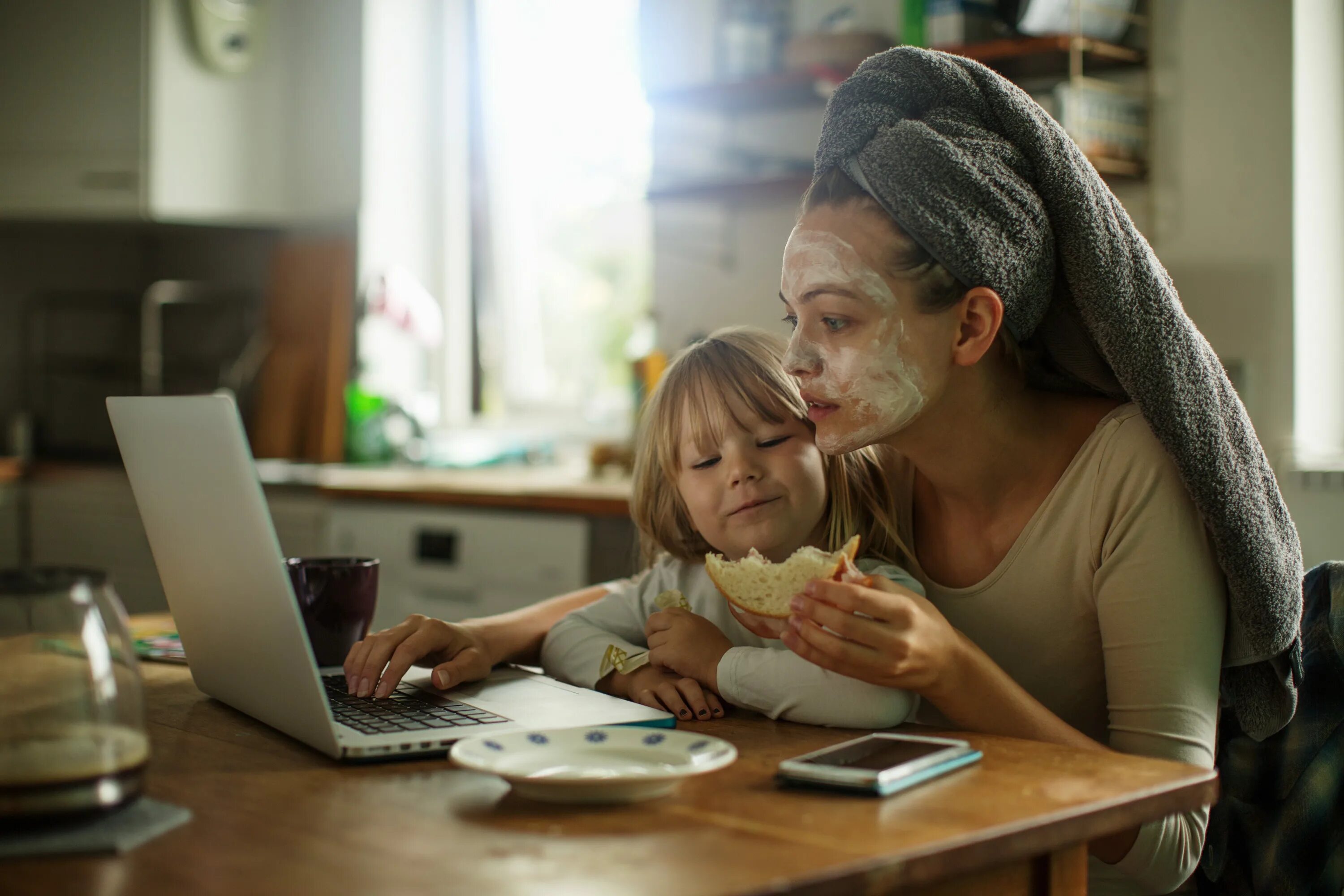 Mom and child. Активная мама. Дети в офисе. Ребенок один дома. Гиперопека в фильмах.