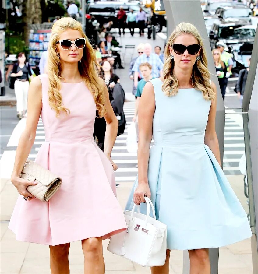 кэтрин уэбб. женщина вышла в платье party. платья из кожи с хищным принтом. платье беби долл уличный стиль. платье джунгли версаче дженифер лопес.