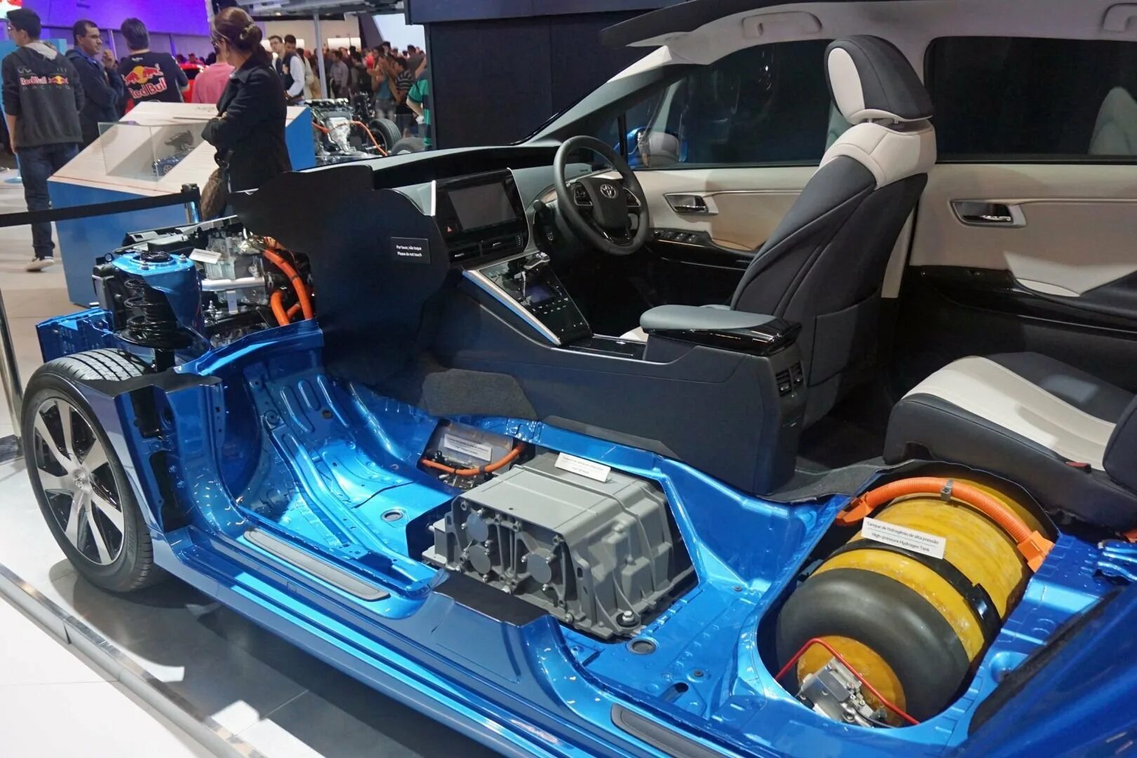 Водородные авто. Toyota Mirai hydrogen Tank. Toyota Mirai на водородном топливе. Fuel Cell Toyota Mirai. Водородная Аурус машина Аурус водородная.