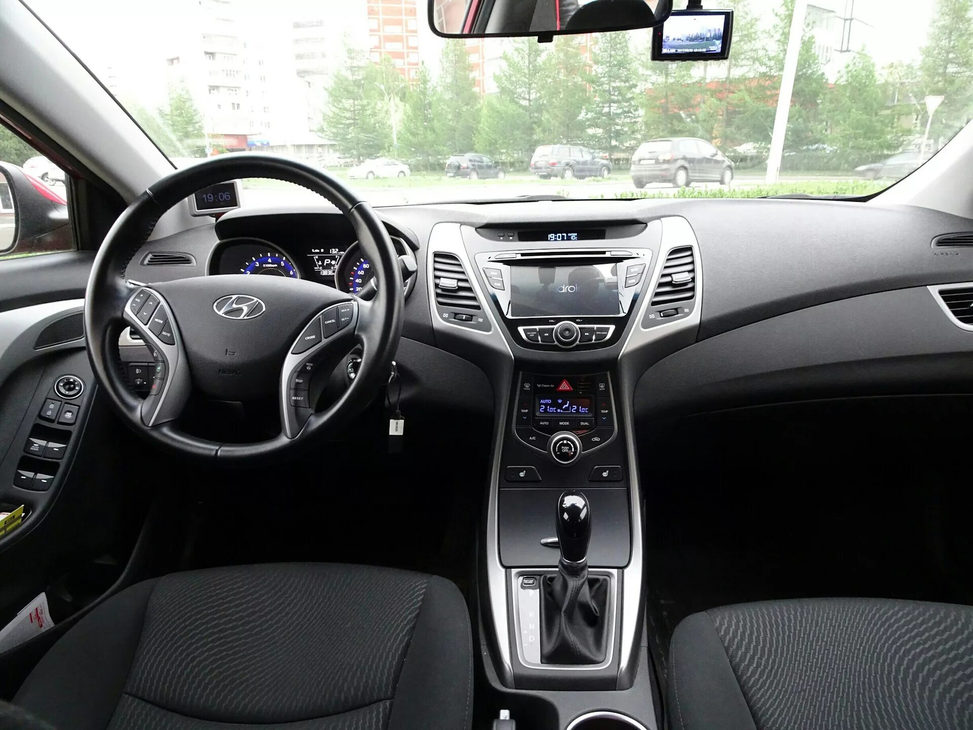 Ремонту hyundai elantra. Хендай Элантра 2014 год Центральная консоль. Центральный тоннель Hyundai Elantra. Хендай Элантра 5 телевизор. Хендай Элантра 2013 года разбора средний консоль.