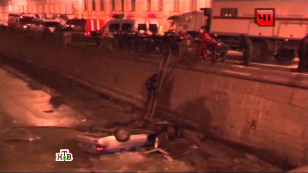 Автобус упал с моста в питере сколько. В канал грибоедова упала машина. автобус в питере упал в реку. полицейская машина упала с моста в воду новости.