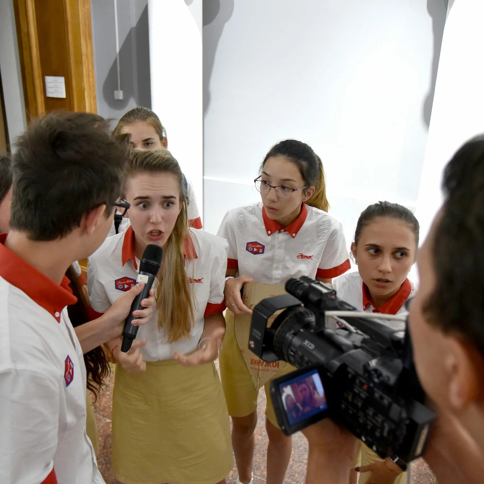 Форма медиа отряда в артеке. Форма медиа отряда в артеке. Медиа артек герб. Артек медиа дети. Артек медиа.