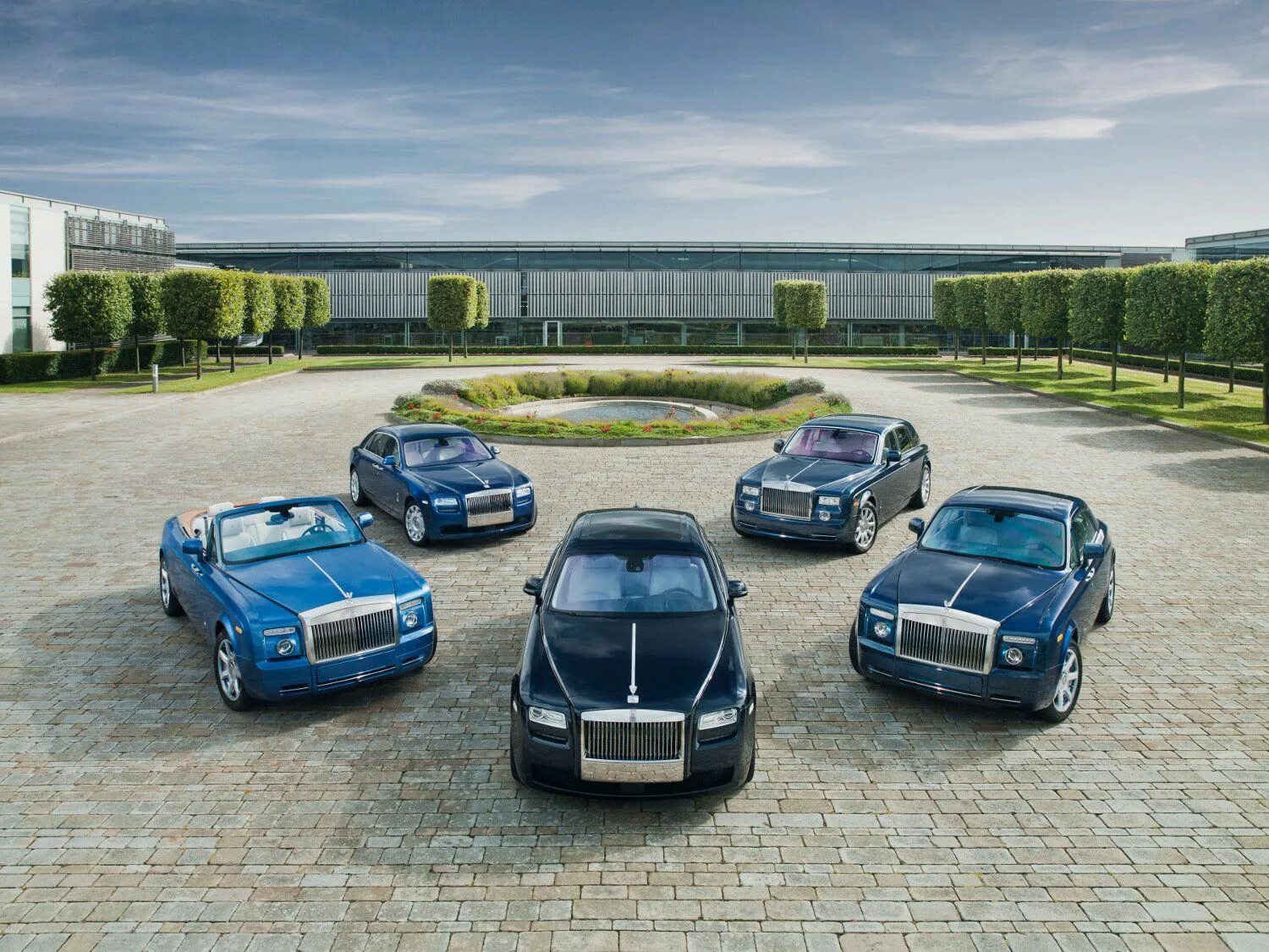 Https www car com. Rolls Royce. Rolls Royce BMW. Роллс Ройс линейка моделей. Мерседес Ройс.