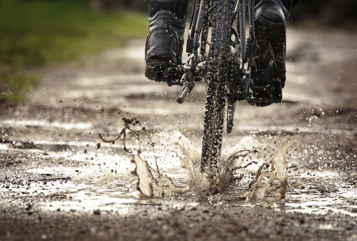 Велосипед в грязи. Велосипед дождь. Велосипедист в дождь. На велосипеде под дождем.