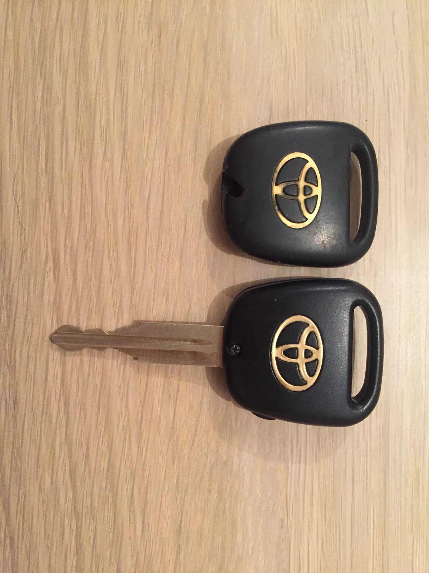 Оригинальный ключ тойота. Оригинальный ключ тойота. Камри 40 ключ оригинал. Ключи toyota camry v30. Тойота королла ключ три кнопки.