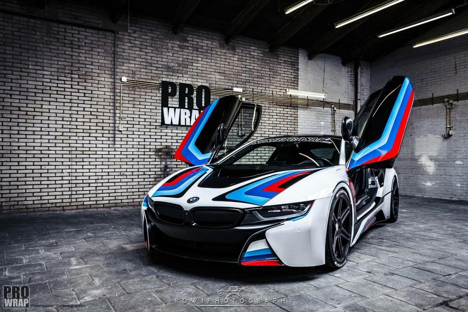 Бмв i8 тюнинг Spaceship in the Form of the Car: Custom White BMW i8 with Blue Accents CARiD.
