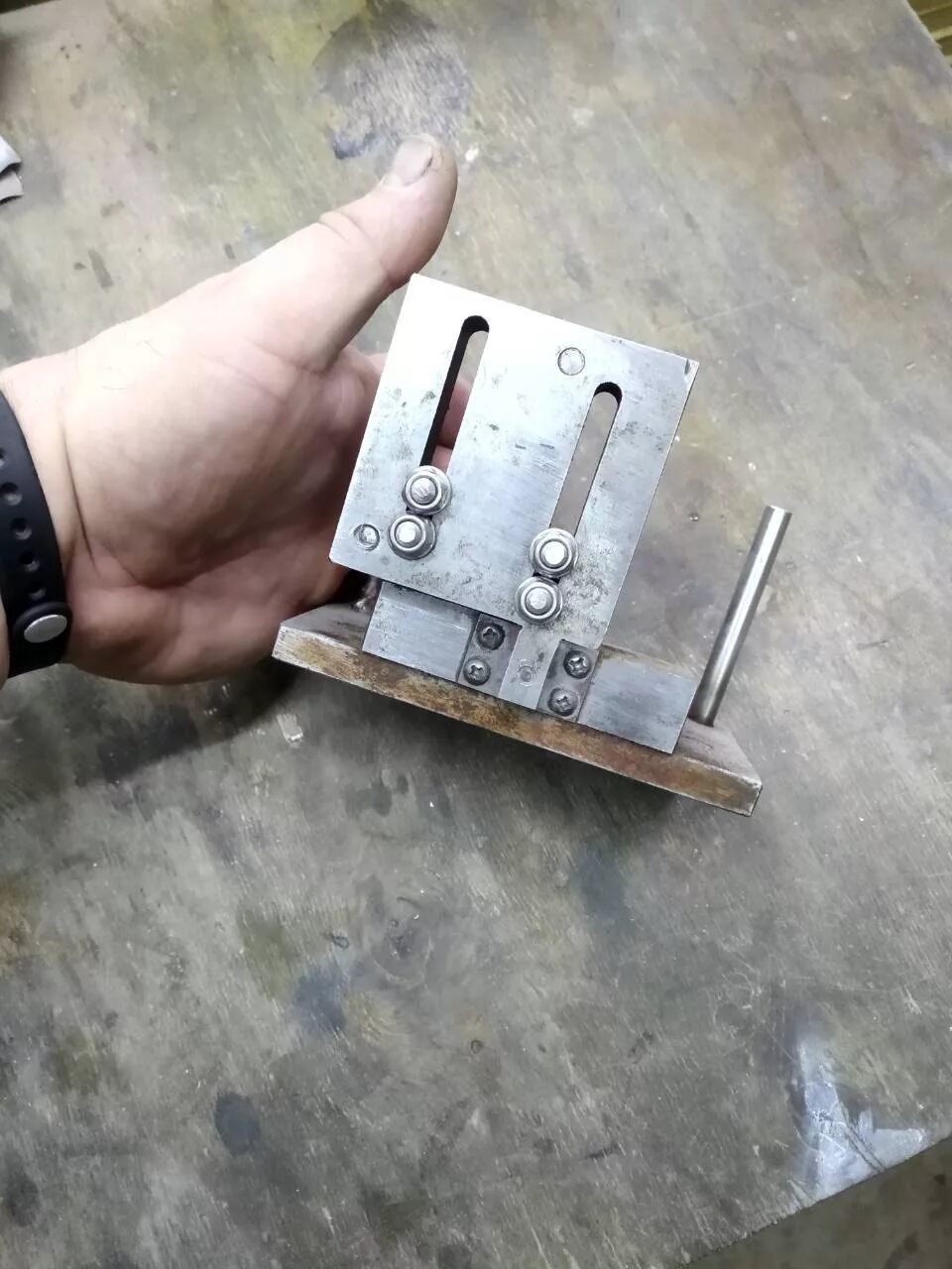Приспособление для спуска ножей. Приспособление для спуска ножей на гриндере. приспособление для выведения спусков клинка. приспособа для выведения спусков на ноже. приспособы для выведения спусков на ножах.