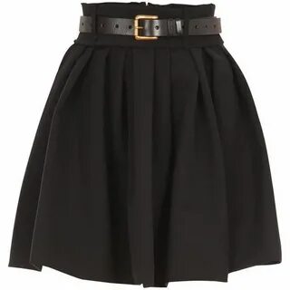 Pantiesdagi yubka ostidagi fotosurat