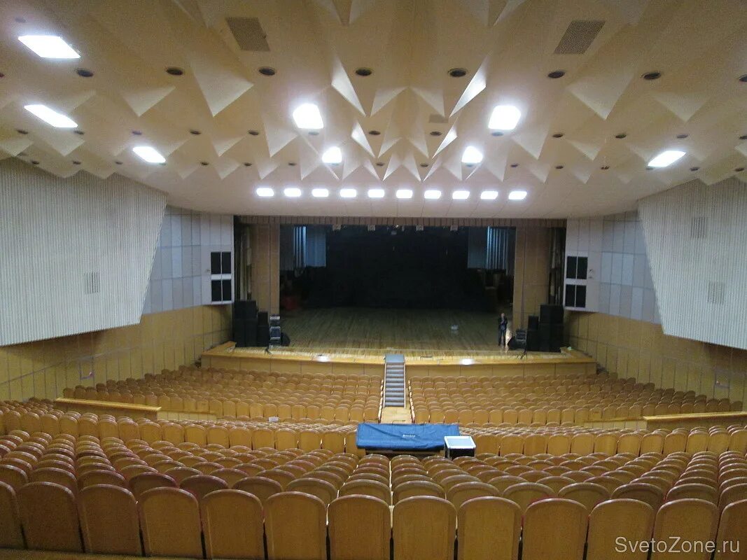 Дворец молодёжи екатеринбург зал. Дворец молодежи ярославль. Дворец молодежи внутри. Московский дворец молодежи зал. Лдм санкт-петербург театр зал.