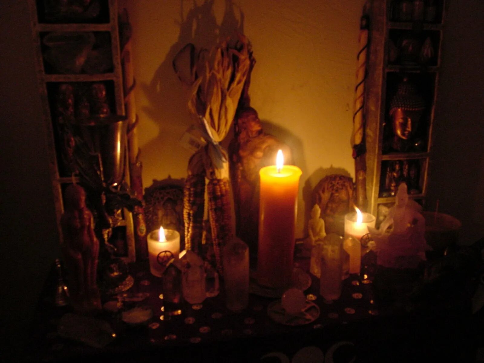 свечи в католическом храме. подсвечник в церкви. свечку в алтарь. алтарь со свечами в церкви. молитвенная свеча.