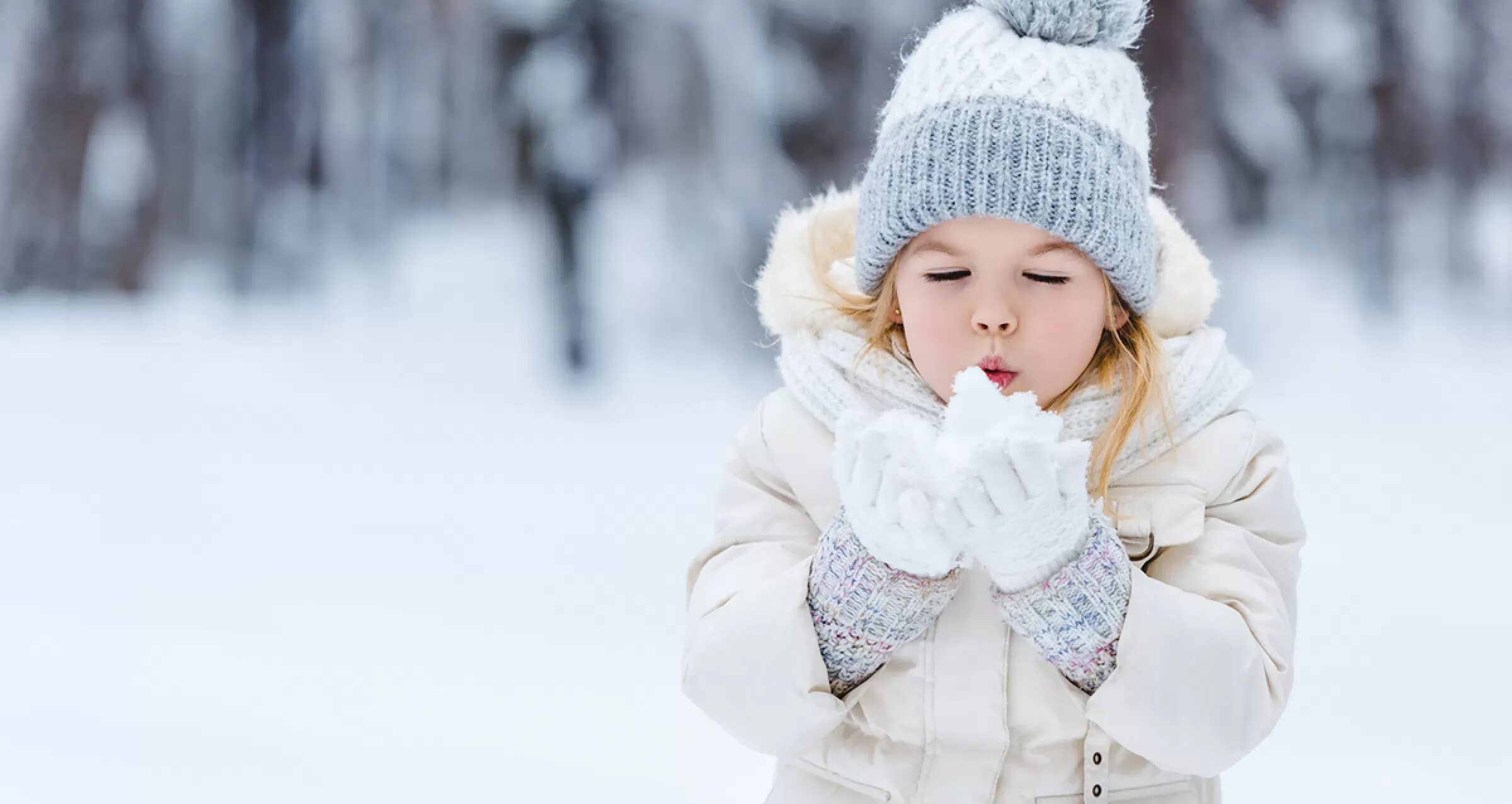 Малыш в снегу. Реакция малыша на снег. Children wearing Gloves in Winter. Ребенку всегда холодно