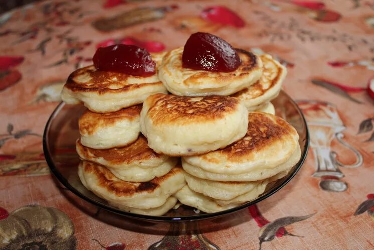 Приготовленные мамой оладьи были необыкновенно вкусны ошибка. Оладьи с вареньем. Оладушки с повидлом. Оладьи пышные с вареньем. Оладьи с джемом.