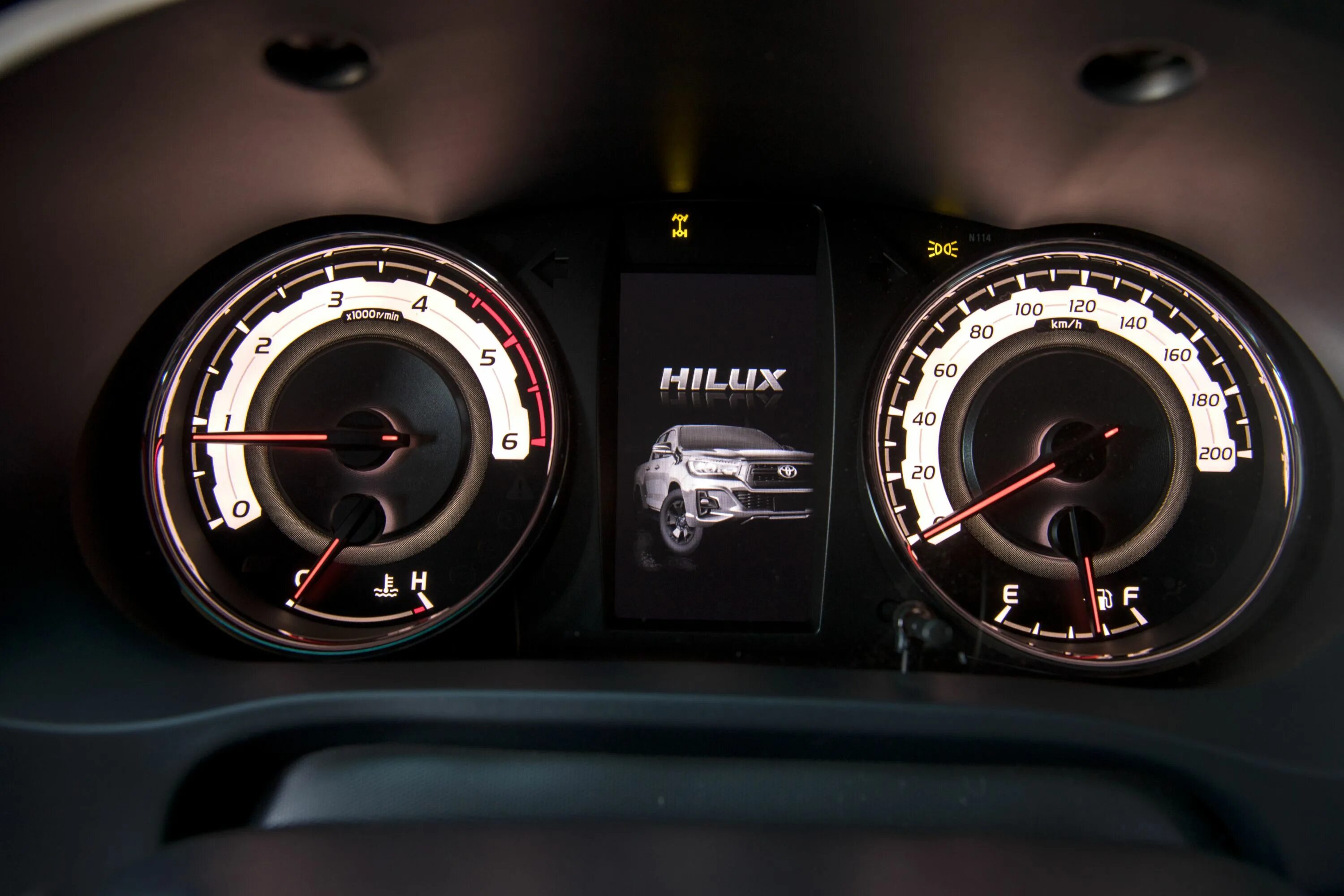 Toyota hilux 7 приборная панель. Приборная панель тойота хайлюкс. Hilux приборная панель 93c66. Спидометр тойота хайлюкс 2012 года. Toyota hilux 2020 приборная панель.