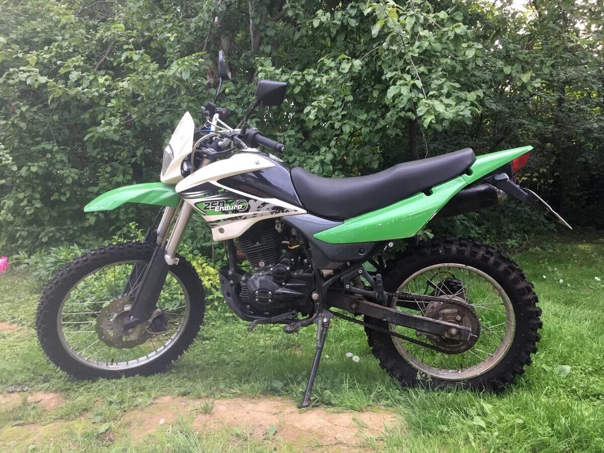 Рейсер эндуро 2020. Kawasaki klx 250 enduro. Мотоцикл стелс 400 gs. Kawasaki kx 250 2020. Мотоленд 250xr зеленый.