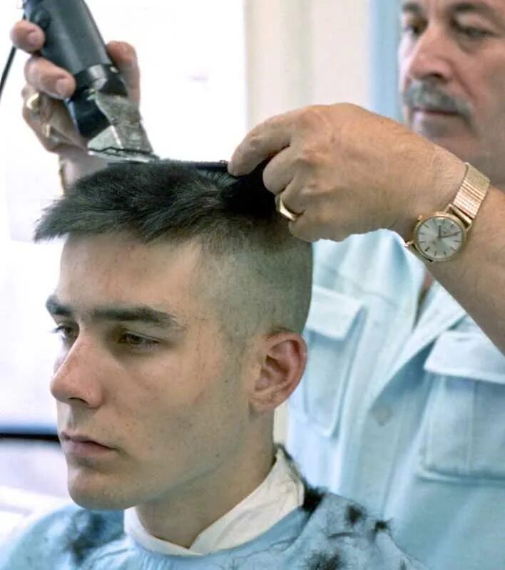 Стрижка филировочными ножницами на короткие волосы мужские. Стрижка мужская ножницами с челкой. Мужская стрижка в салоне. Площадка фейд площадка стрижка. Парикмахер.