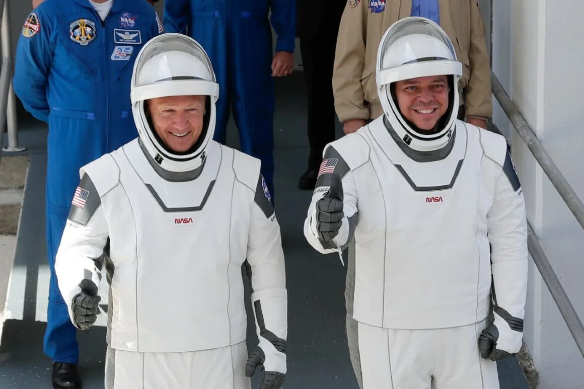 Approach space. Spacex crew dragon скафандр. даг херли астронавт. илон маск в скафандре. скафандр космонавта space x.