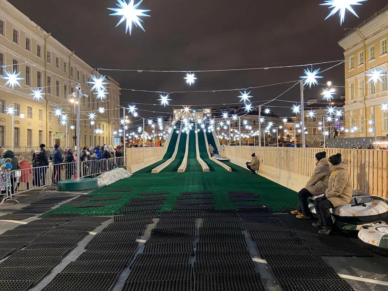 горка на дворцовой 2022 фото. ледовая горка на дворцовой площади. горки парк спб. никольские ряды горка. дворцовая площадь каток спб спб.