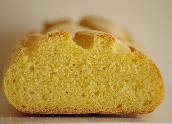 хлеб из кукурузной муки в хлебопечке. кукурузный хлеб булка. кукурузный хлеб. американский кукурузный хлеб. молдавский кукурузный хлеб.