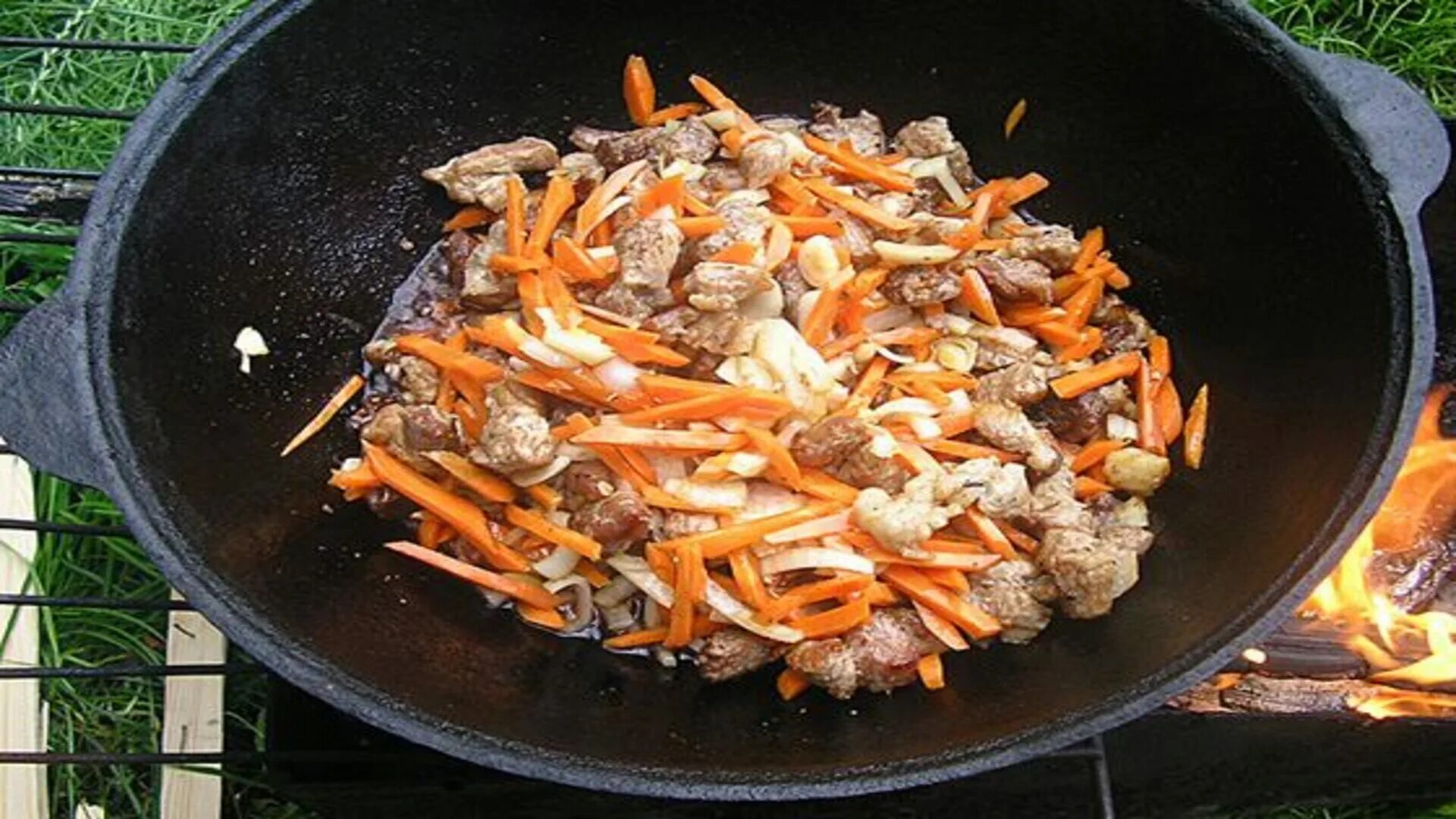 Вок с рисом. Плов в черной тарелке вид сверху. Ясай тяхан. Удон с курицей вид сверху. Рис тяхан.