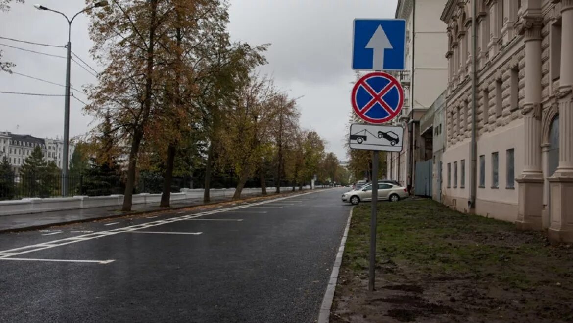 В москве остановка запрещена. Знак остановка запрещена. Дорожный знак остановка запрещена на улице. Дорожные знаки Казань. Новый дорожный знак остановка.