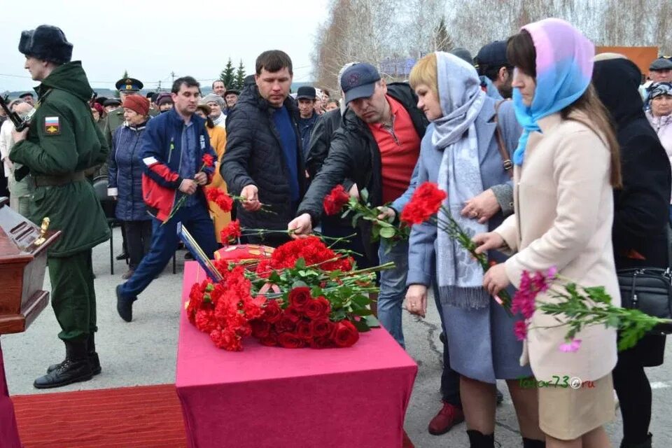 Мурза похоронили. Похороны в старой Кулатке. В Ульяновске похоронили военных погибших на Украине. Прощание с погибшими на Украине военными в Ульяновске.