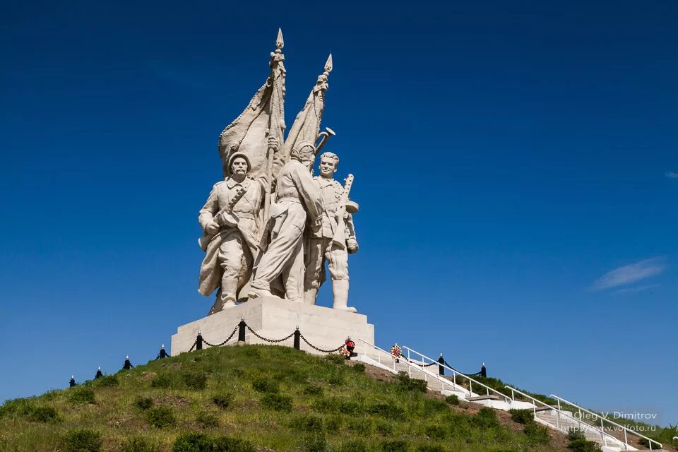 Почему люди создают памятники. Памятник в Пятиморске Волгоградская область. Монумент соединение фронтов Волгоград. Монумент Пятиморск памятник соединение фронтов. Монумент «соединение фронтов» (пос.Пятиморск, Калачевский район).