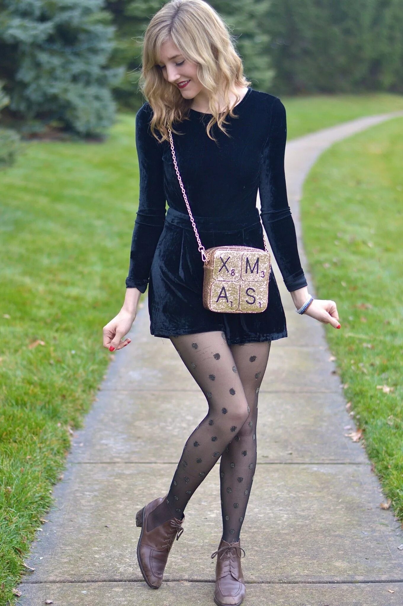 Одевать колготы. Одевать колготы. Женщины в одних колготках. Цветные ажурные колготки. Колготки charmante algardi.