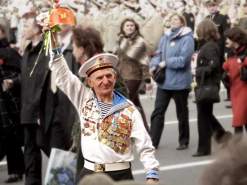 День Победы люди. Честь ветеранам. 9 Мая ветераны. День Победы радость. Ведущий 9 мая