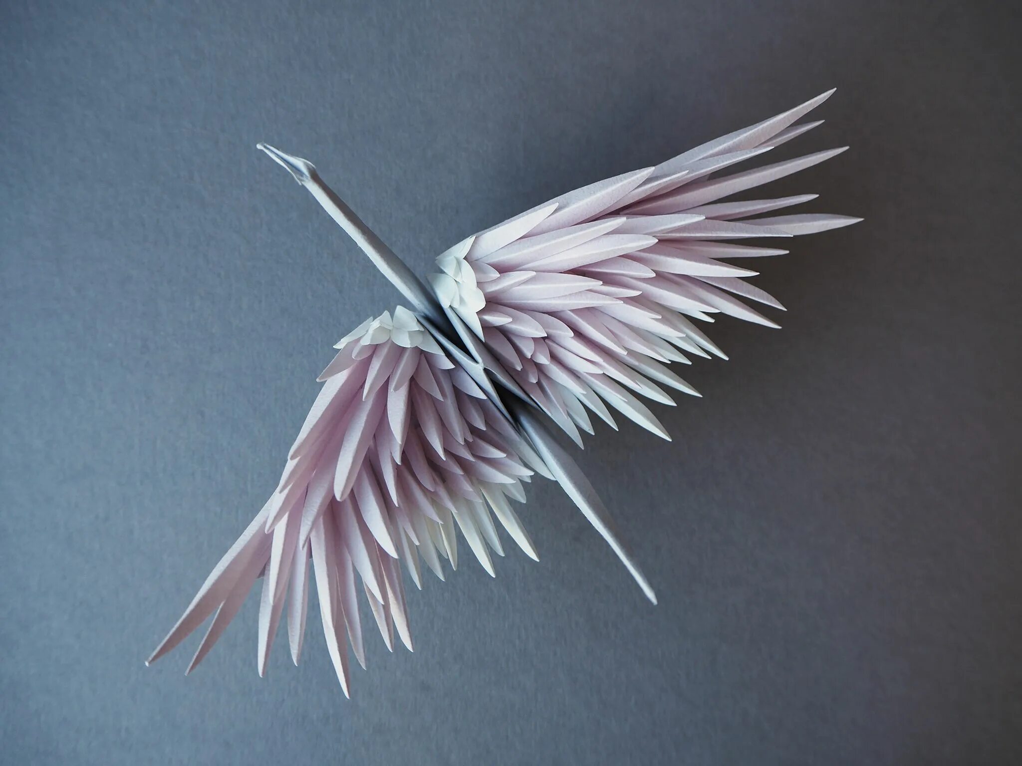 крылья оригами. оригами крыло. интерьер школы крылья из бумаги. оригами крыло. журавль оригами.