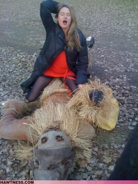 Странное поведение девушки. Поцелуй людей. Очень странная девушка. Неприятная девушка. Парочка и лишний.