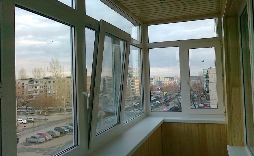 застекленный балкон в панельном доме. балкон снаружи. балконные рамы пластиковые. остекление панельного дома.