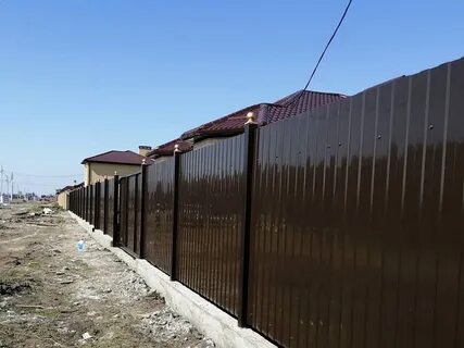 Забор из профнастила с металлическими столбами