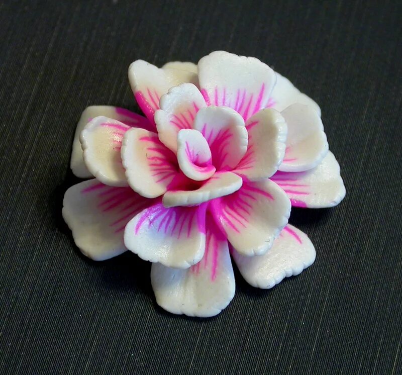 Цветы из полимерной глины. Цветочки из полимерной глины. Цветы из холодного фарфора. Полимерная глина мастер класс цветы. Полимерная глина мастер класс цветы.