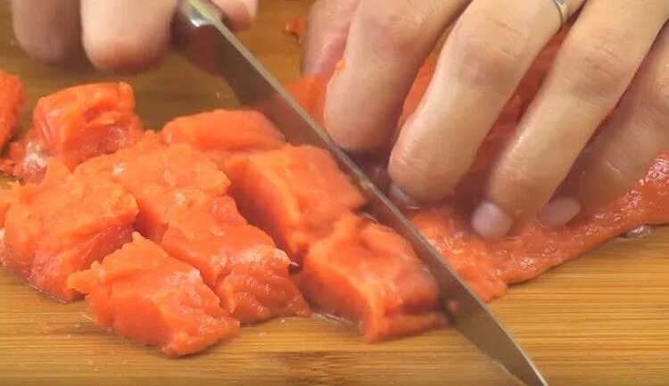 Семгу нарезать кусочками. Блюдо из кусочков лосося. Красная рыба маленькими кусочками. Мелко нарезанное филе рыбы. Мелкие куски рыбы.