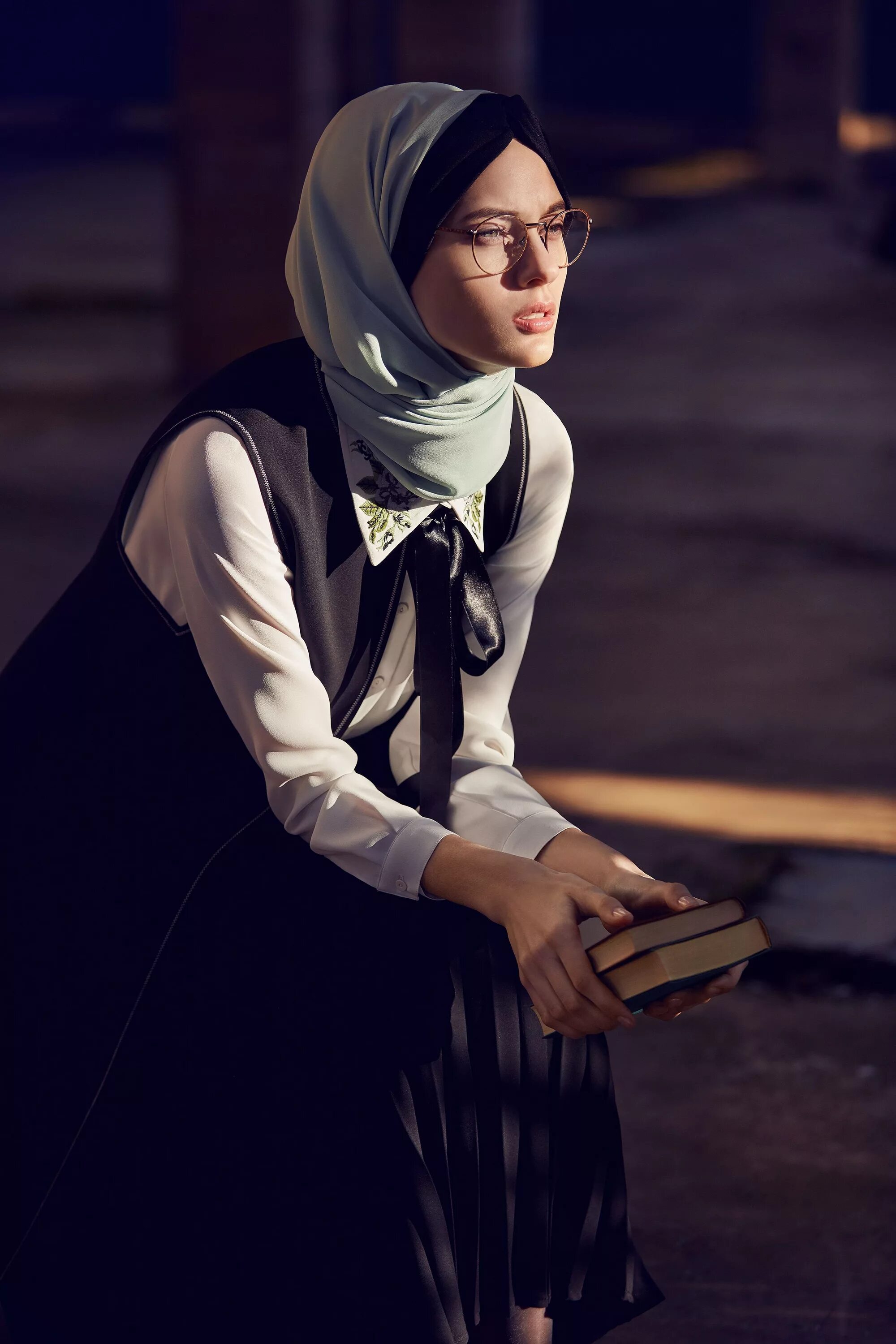 Мусульманские картинки хиджаб. Скромная девушка в платке. Мусульманка в платке.