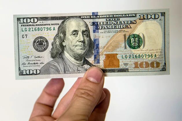 Как выглядят новые доллары 100. Бенджамин Франклин на 100 долларах. 100 Долларов. Новые 100 долларов. 100 Долларов нового образца.