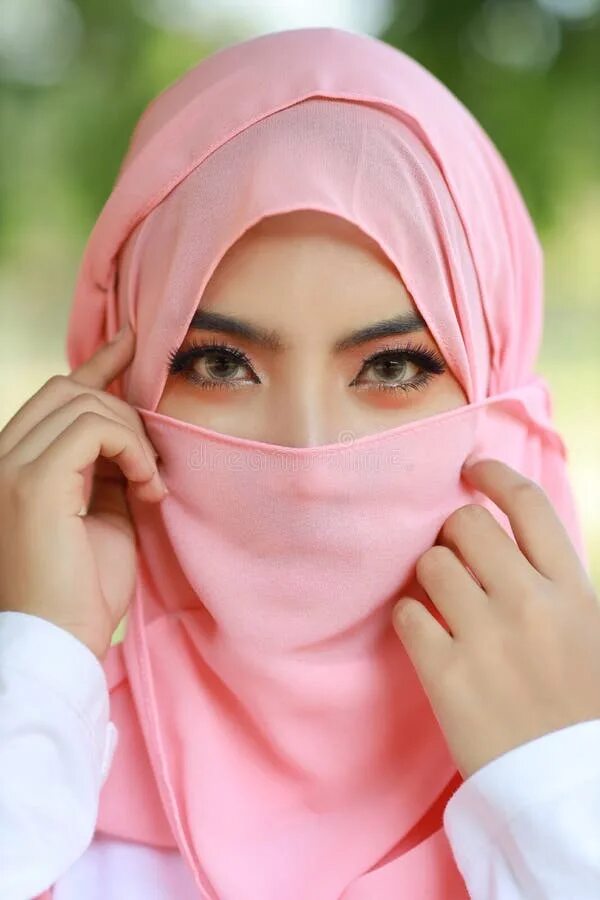 Arab asia. Девушка в розовой парандже. Ярко розовый хиджаб короткий. Нежно розовый хиджаб опустил взгляд. Красивая картинка Мусу.