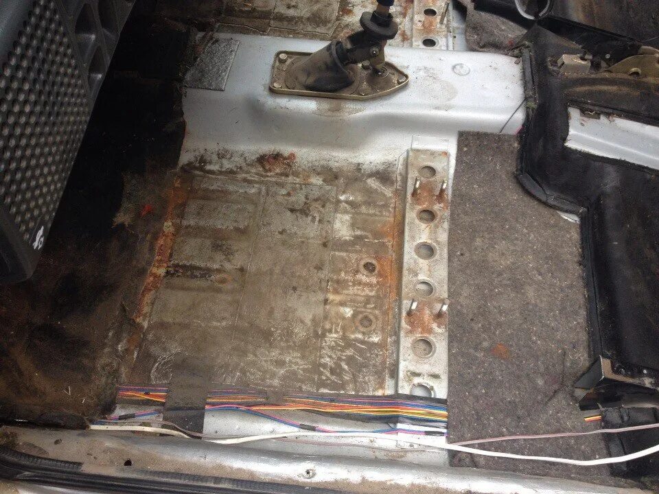 Ваз 2109 пол сплен. Пол ваз 21099. Виброизоляция пола ваз 21099. Сварка пола ваз 2107. Пол багажника 2114.