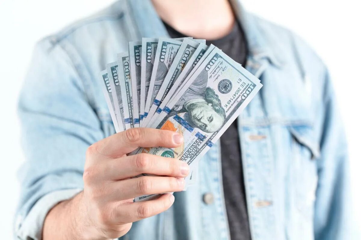 Зеленые деньги. Компании которые дают денег. Фото где человек в банке выдает валюту. Компании которые дают денег. Частный инвестор.