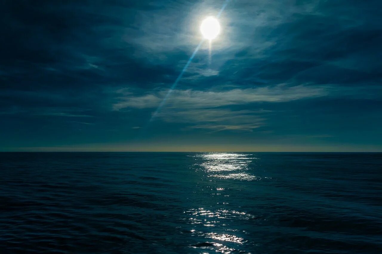 Картинки моря ночью. Ночное море. Ночь в море. Океан ночью. Вид на море ночью.