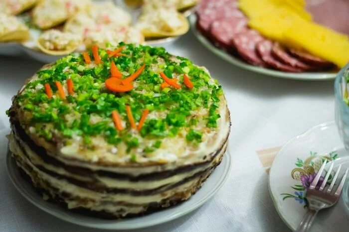 Торт из печени пп. Печёночный торт с творожным сыром. печеночный торт с омлетом. печёночный торт из куриной печени украшения. начинка для печеночного торта.