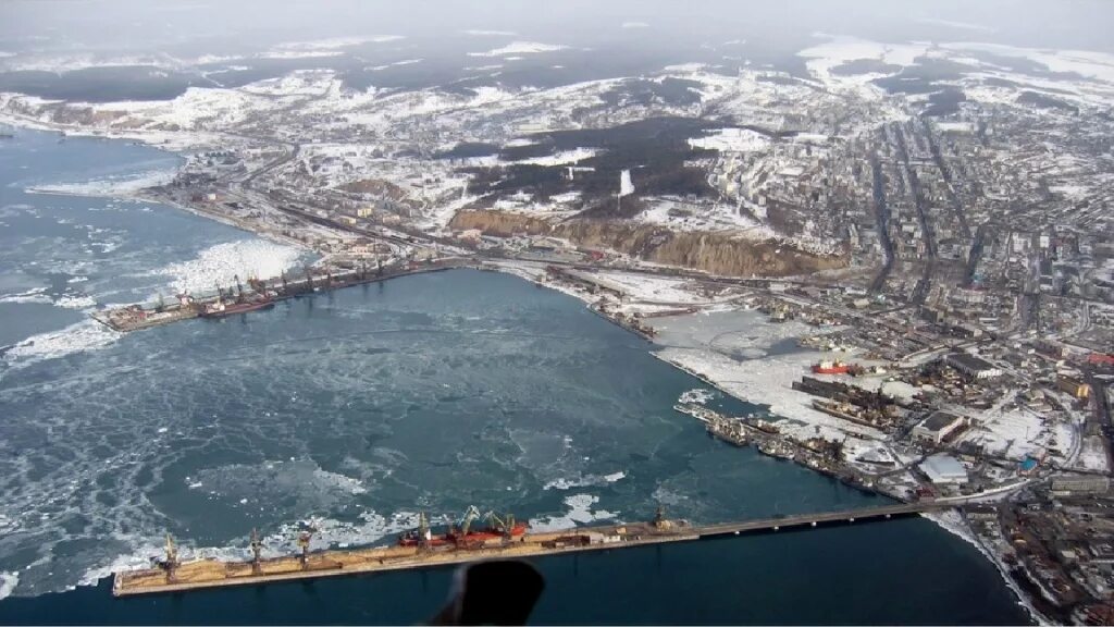 Остров сахалин город корсаков. Корсаков с высоты. Корсаков с высоты. Остров сахалин холмск. Город корсаков морской порт.