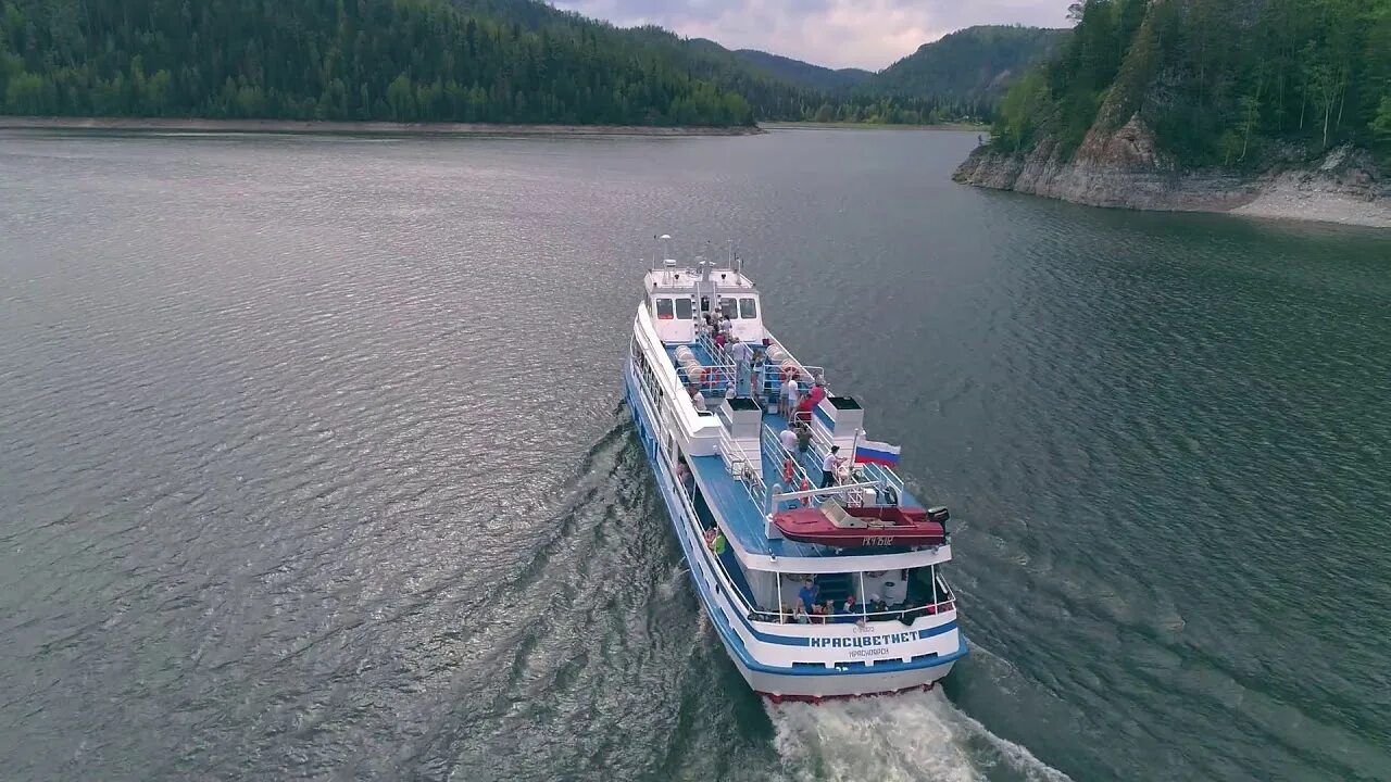 Прогулки по морю на теплоходе. Теплоход красцветмет красноярск. теплоход красцветмет по красноярскому морю. красноярское море теплоход.