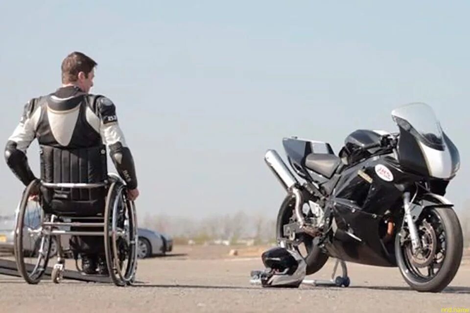 Мотоцикл догнал автомобиль. Мото инвалидная коляска. Мотоцикл для инвалидов. Мотоцикл для колясочника. Байкер инвалид.
