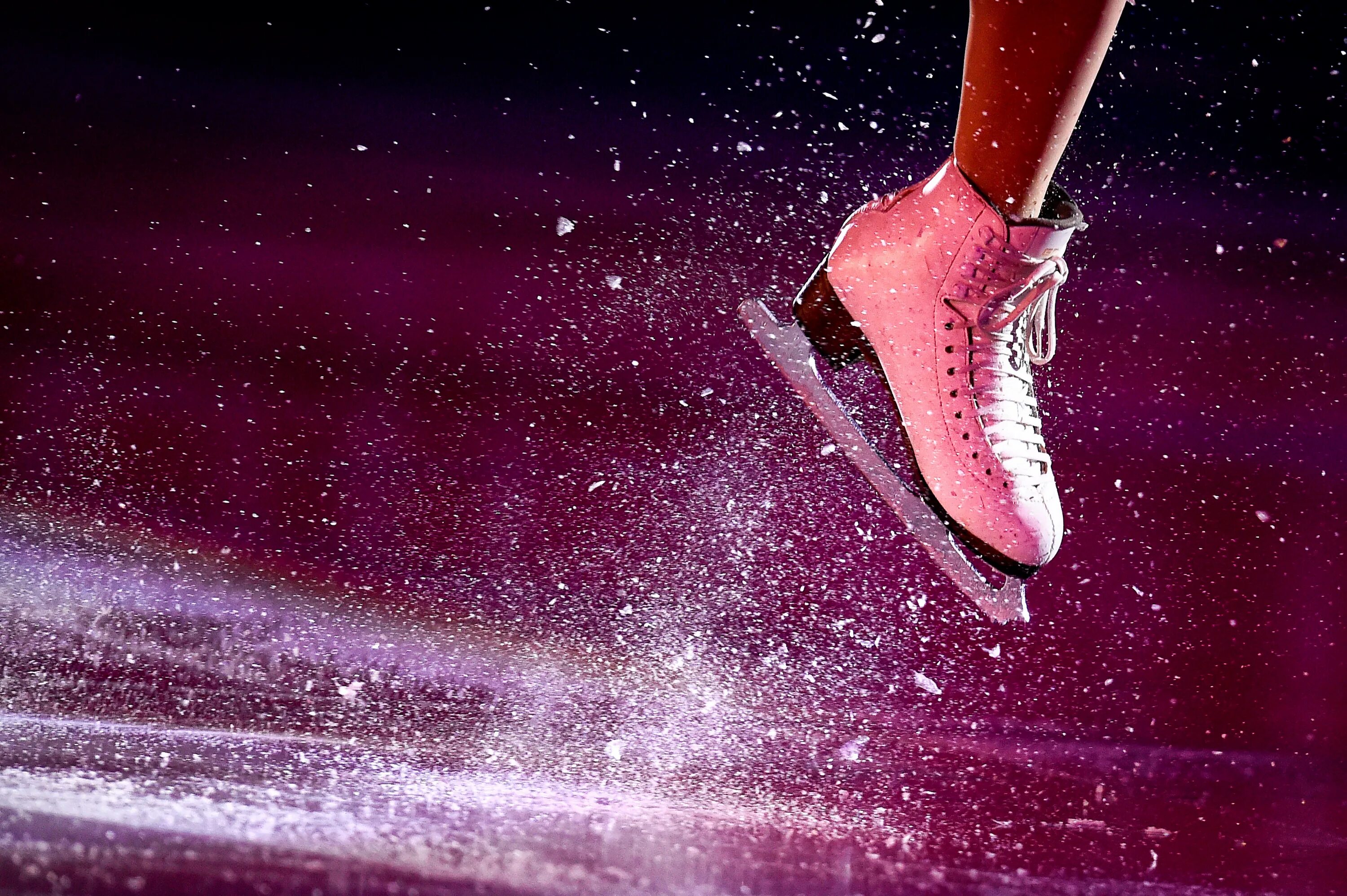 коньки режут лед. коньки режут лед. хоккейные коньки на льду. коньки на льду. скользкие коньки.