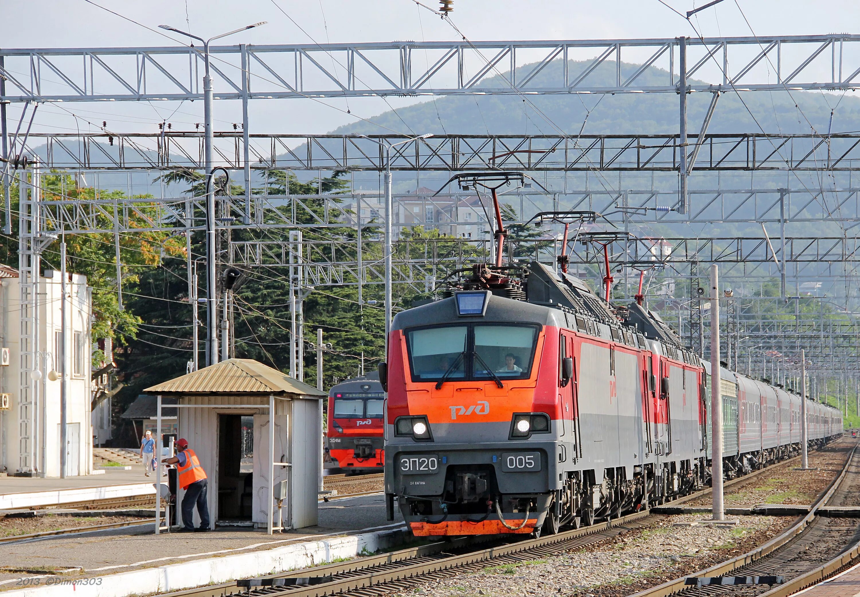 2эс4к туапсе. Вл10 913. Вл10 гагра - сочи. Жд станция туапсе пасс. Туапсе пассажирские поезда.