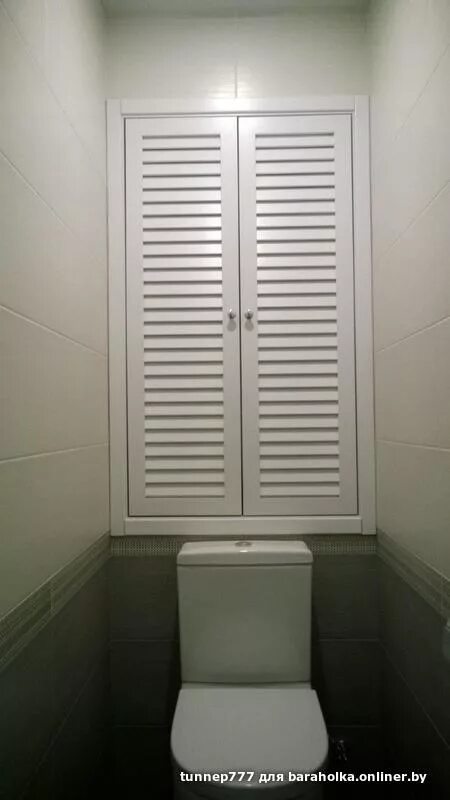 Дверца в туалете купить. Жалюзийные дверцы в санузле. Жалюзийные дверцы в туалете. Жалюзийные двери санузел. Дверка жалюзийная в туалете.