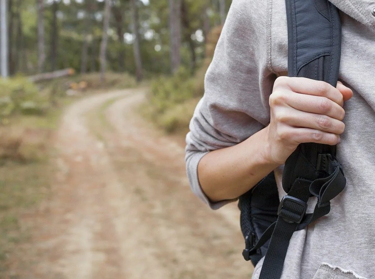 Бизнесмен с портфелем. Люди идут на работу. Одиночество подростков. Парень убегает из дома. Парень убегает из дома.