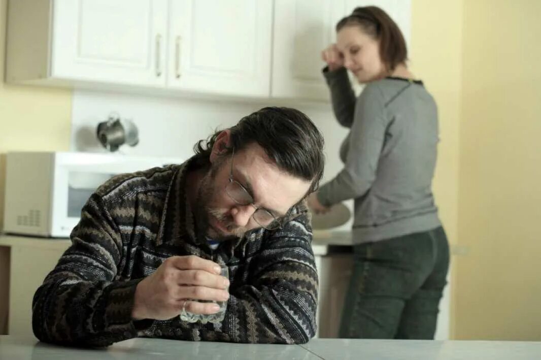 Муж алкоголик. Муж алкоголик. Как уйти от пьющего мужа. Отношение с парнем советы психолога. Как уйти от пьющего мужа.